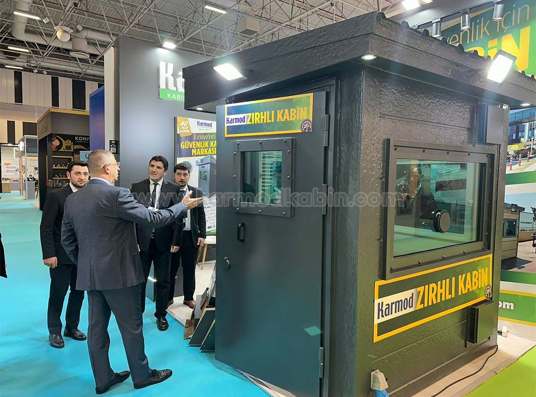 Haluk Bayraktar, CEO of Baykar, visiting the Karmod Kabin stand at SAHA EXPO 2026
