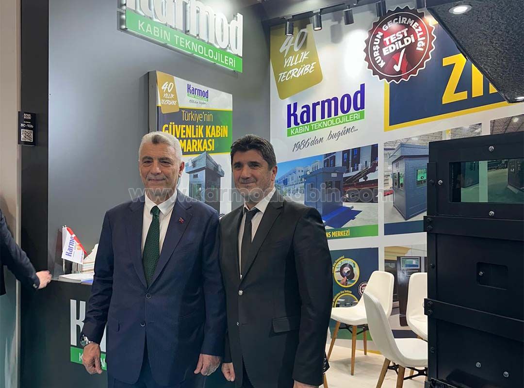 Prof. Dr. Ömer Bolat, Minister of Trade of the Republic of Türkiye, visiting the Karmod Kabin stand at SAHA EXPO 2026
