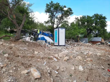 wc-cabins-from-immigrant-solidarity-association-to-the-earthquake-zone-76277.webp